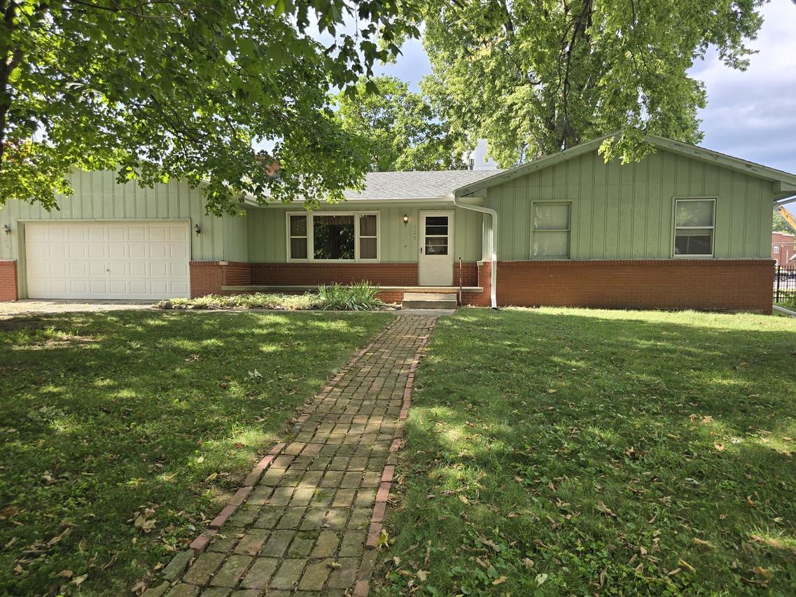 125 S Fisher St., Mclean, IL 61754