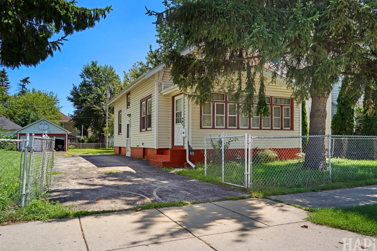 825 N Ash St., Waukegan, IL 60085