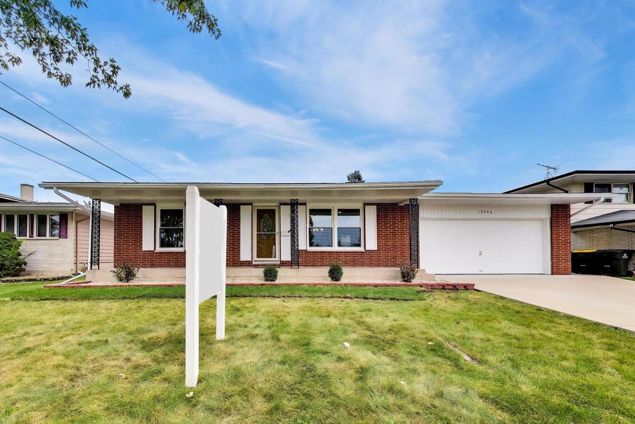 19246 Oakwood Ave., Lansing, IL 60438