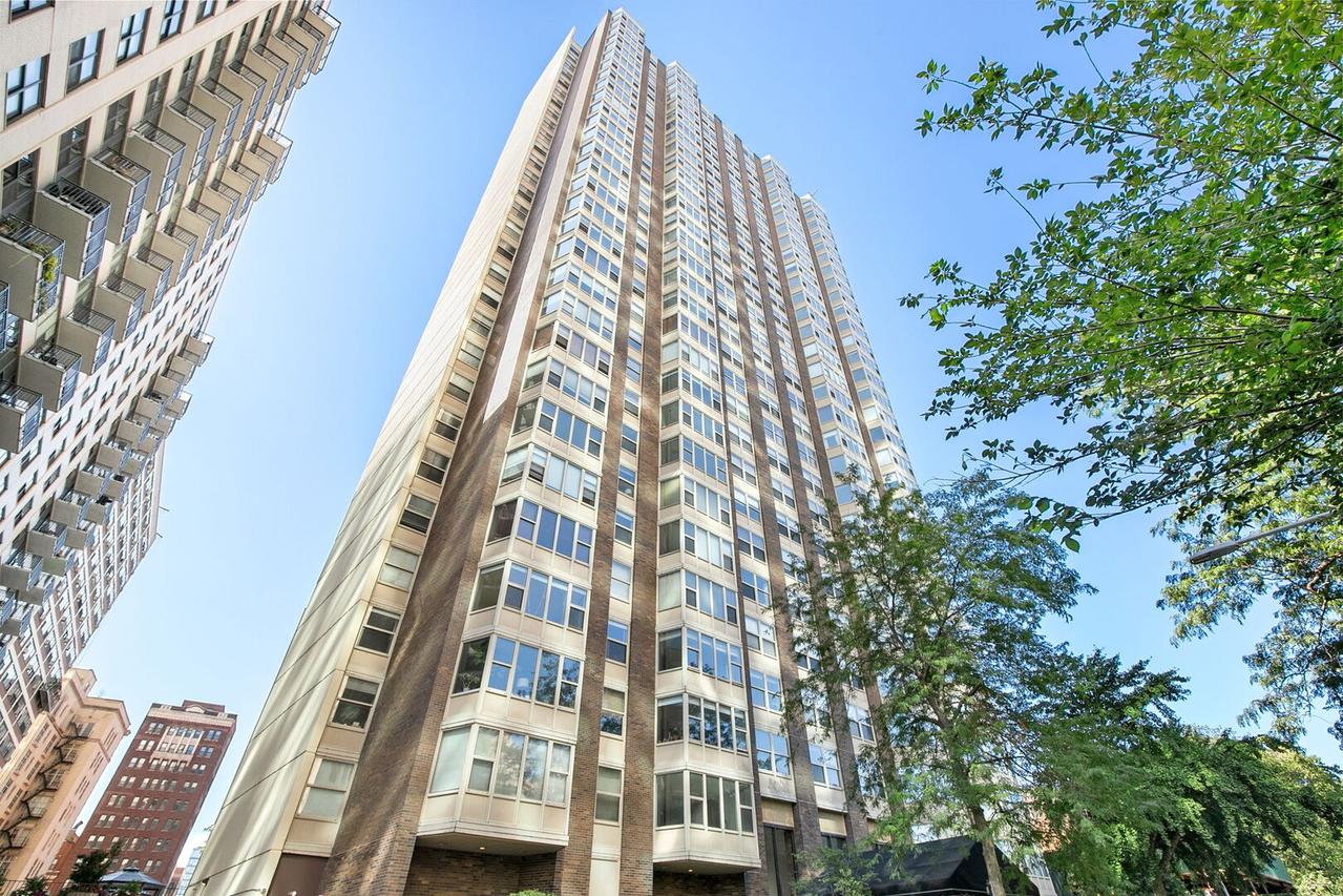 525 W Hawthorne Pl. #1102, Chicago, IL 60657