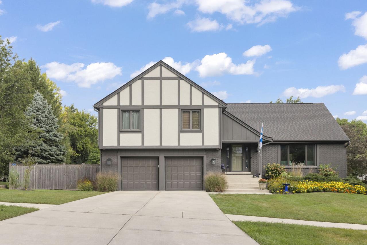 850 Glen Crest Dr., Glen Ellyn, IL 60137