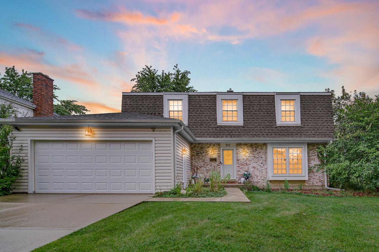 910 Knightsbridge Ln., Schaumburg, IL 60195
