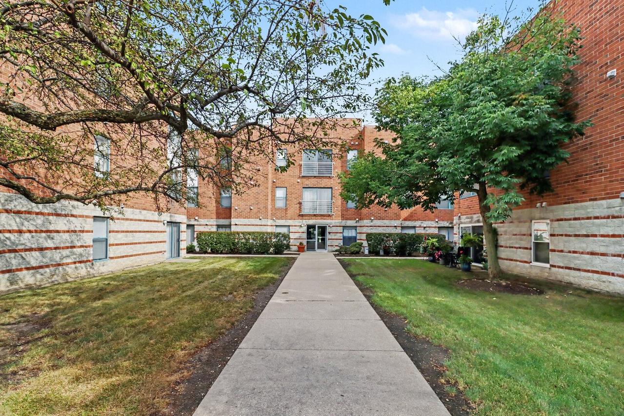 3255 Kirchoff Rd. #203, Rolling Meadows, IL 60008