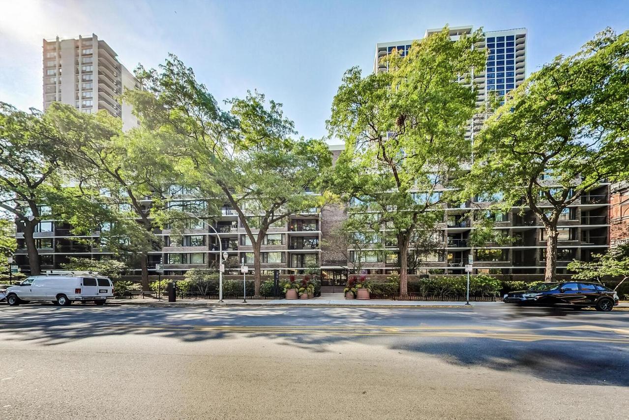 1555 N Sandburg Ter. #209K, Chicago, IL 60610