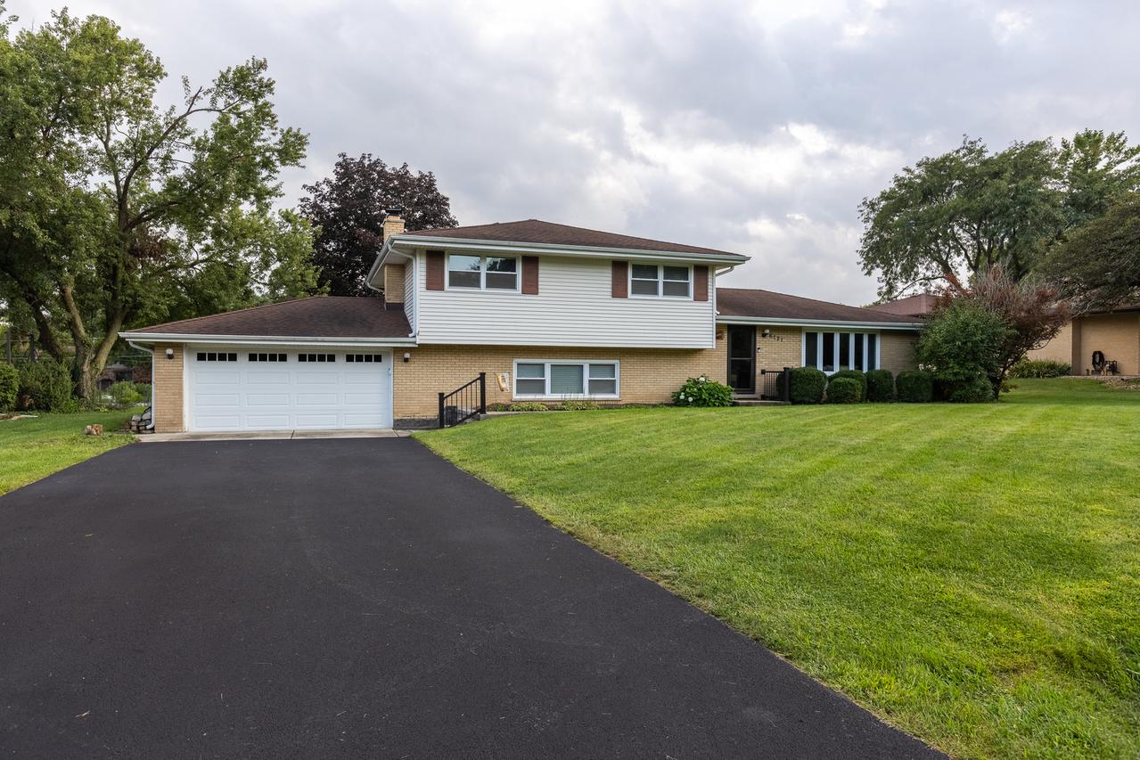 6121 James St., Tinley Park, IL 60477