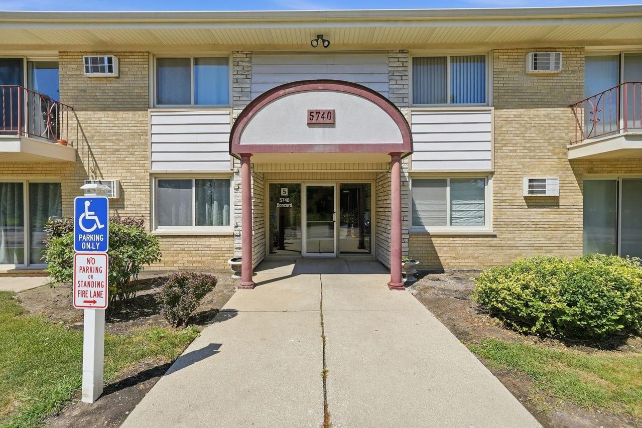 5740 Concord Ln. #13, Clarendon Hills, IL 60514
