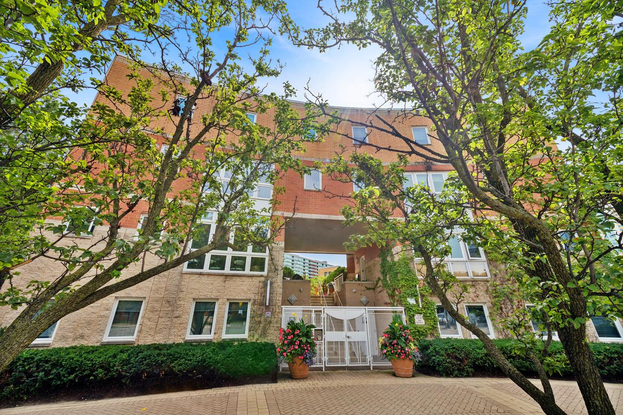 1889 Maple Ave. #E2, Evanston, IL 60201