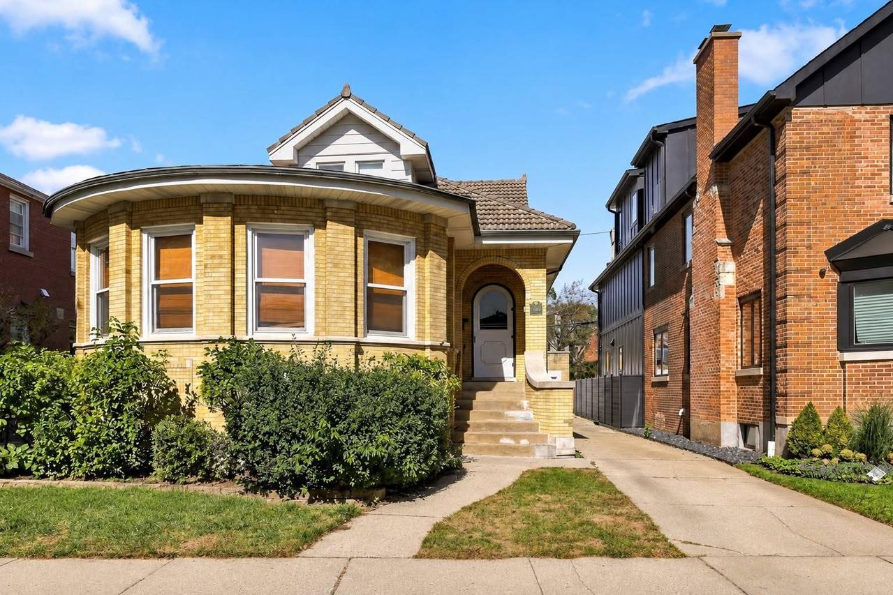 2940 W Greenleaf Ave., Chicago, IL 60645