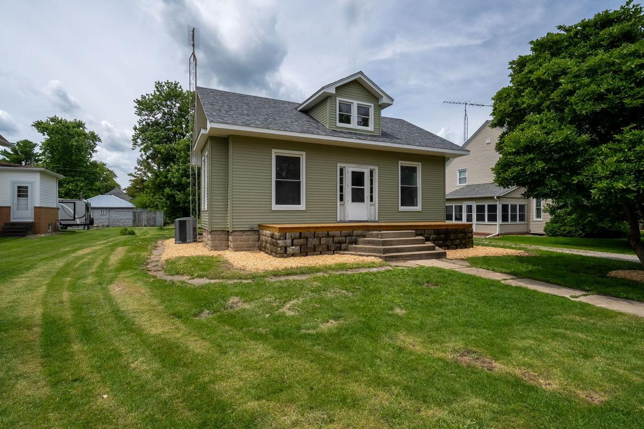 311 S Main St., Flanagan, IL 61740