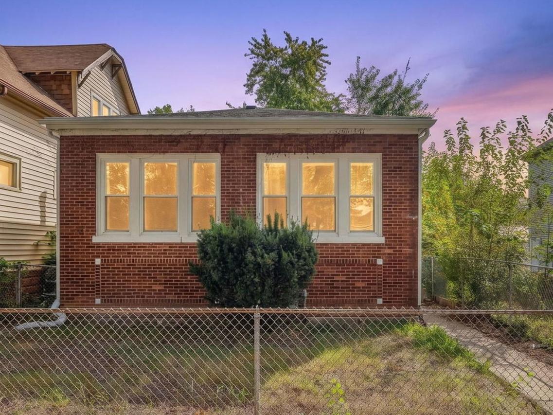 10721 S Prairie Ave., Chicago, IL 60628