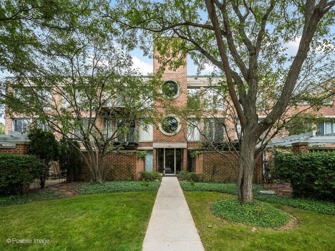 6040 Arbor Ln. #102, Northfield, IL 60093