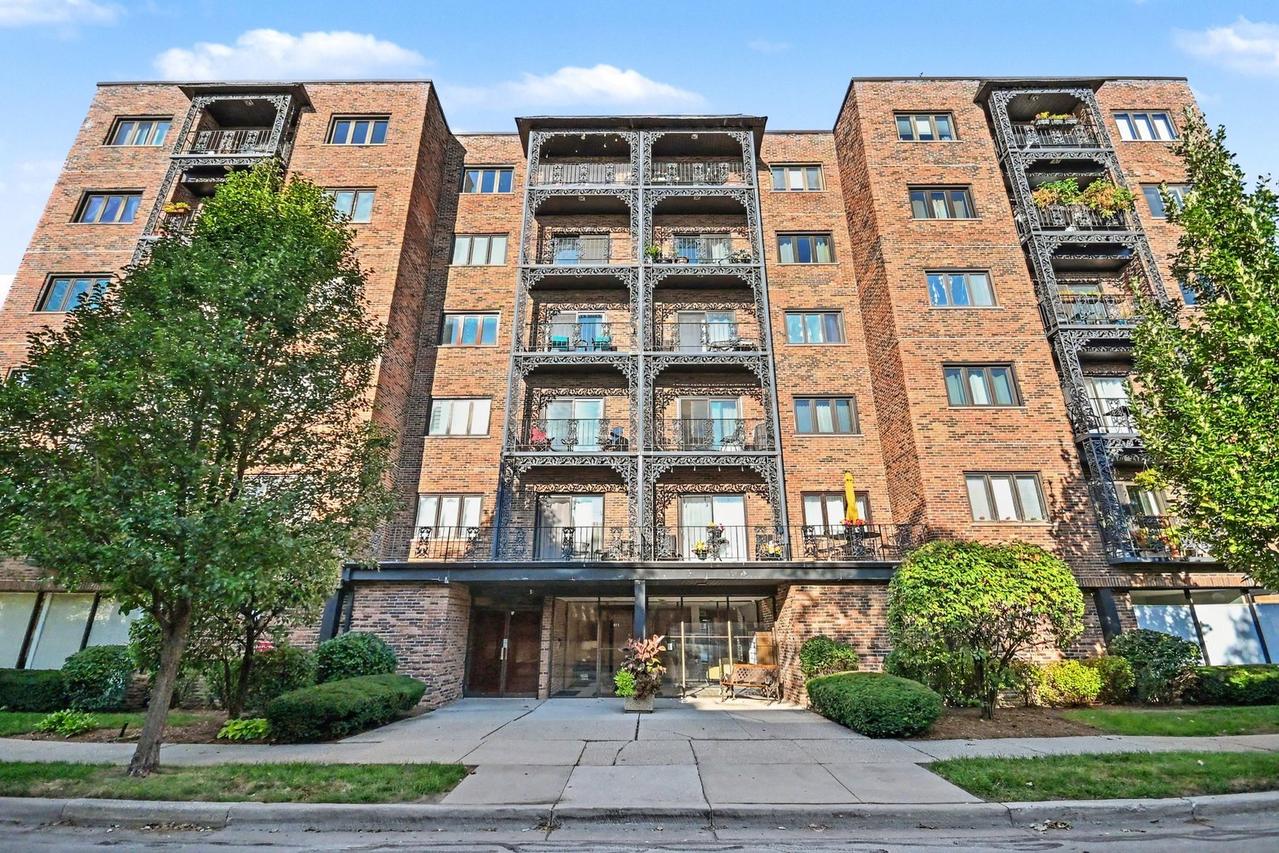 414 Clinton Pl. #206, River Forest, IL 60305