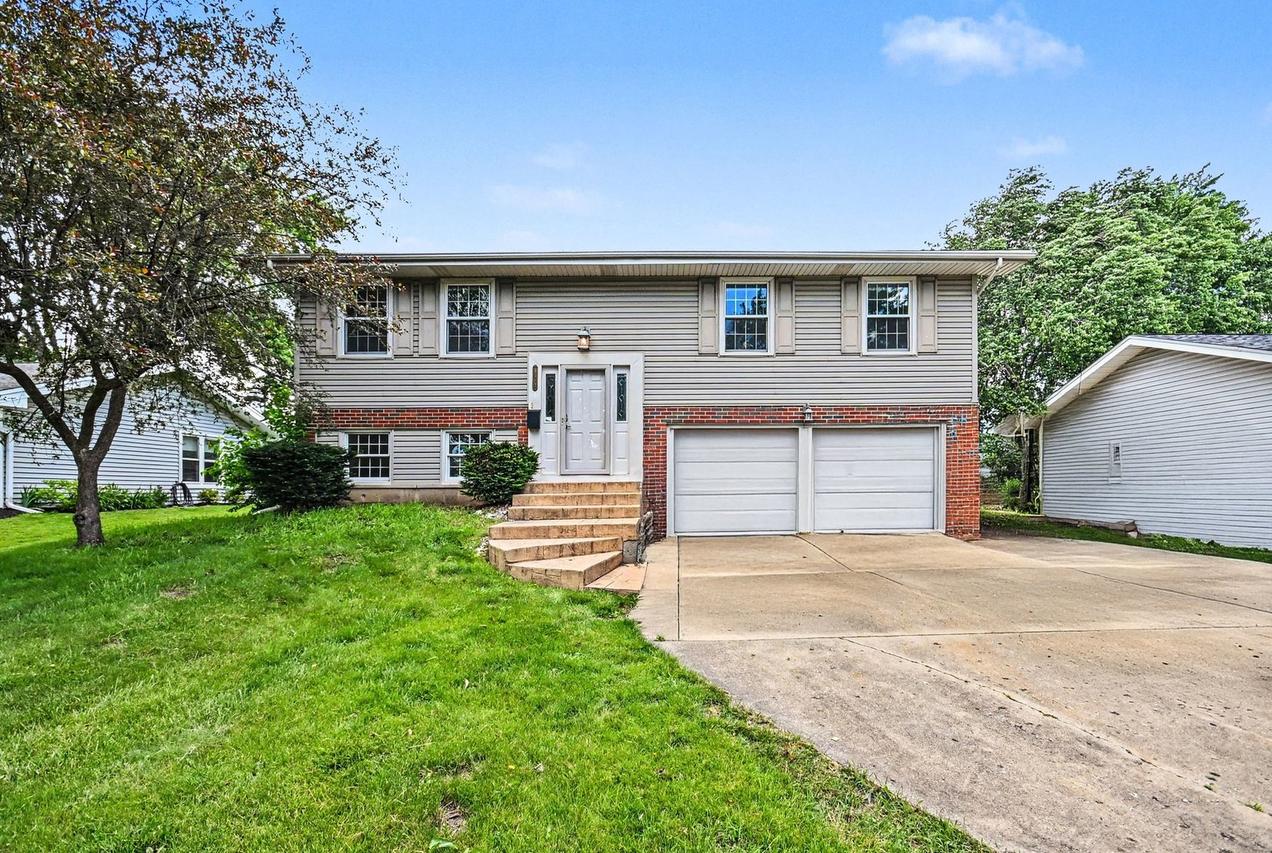 1312 W Oakmont Rd., Hoffman Estates, IL 60169