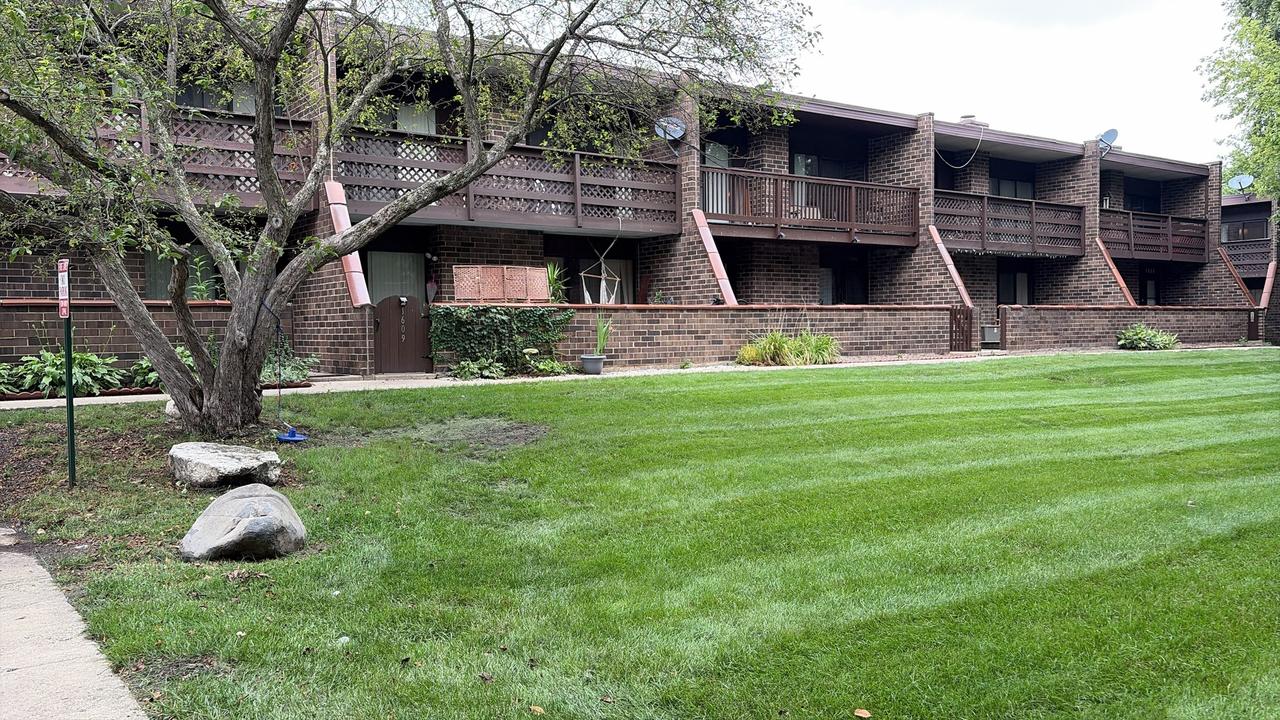 1607 Kenneth Cir., Elgin, IL 60120