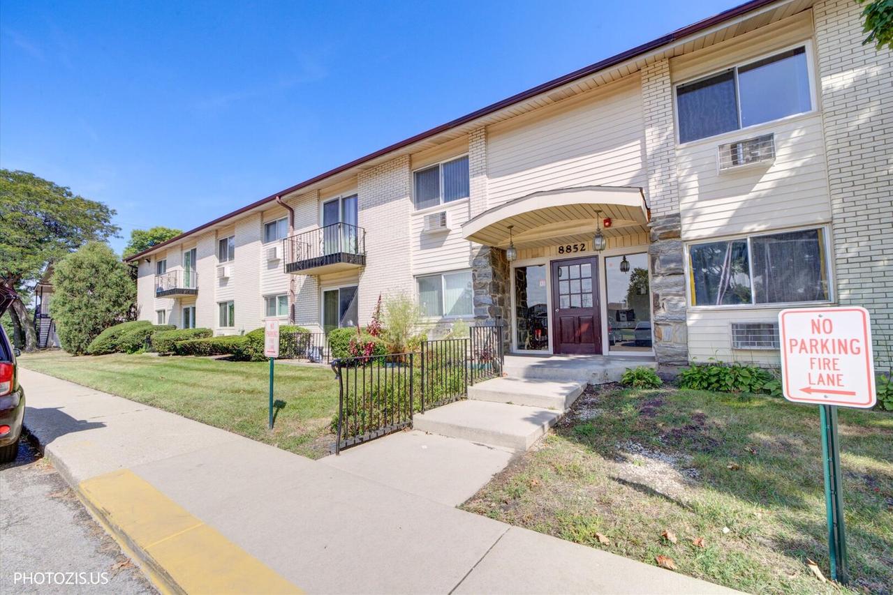 8852 N Leslie Ln. #2C, Des Plaines, IL 60016
