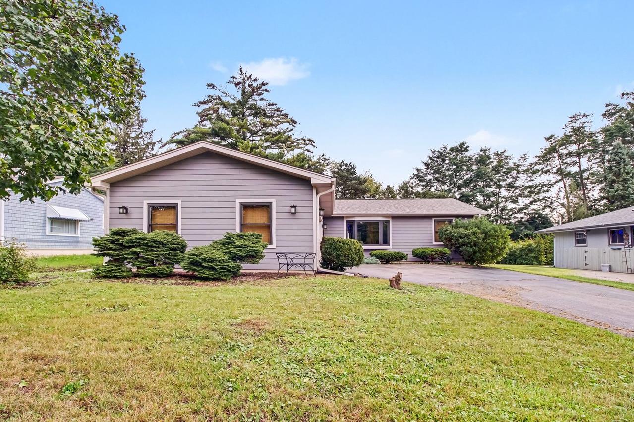 821 S Hough St., Barrington, IL 60010