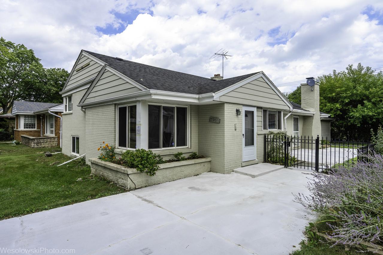 7261 N East Prairie Rd., Lincolnwood, IL 60712