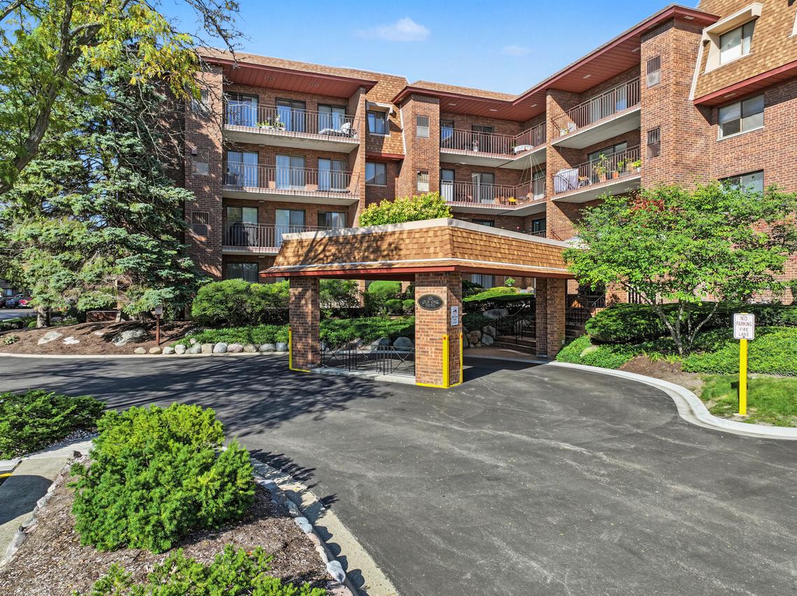 101 Old Oak Dr. #215, Buffalo Grove, IL 60089
