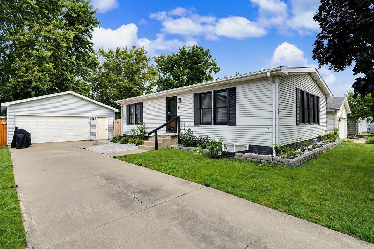 22 Geneva Ct., Bloomington, IL 61704