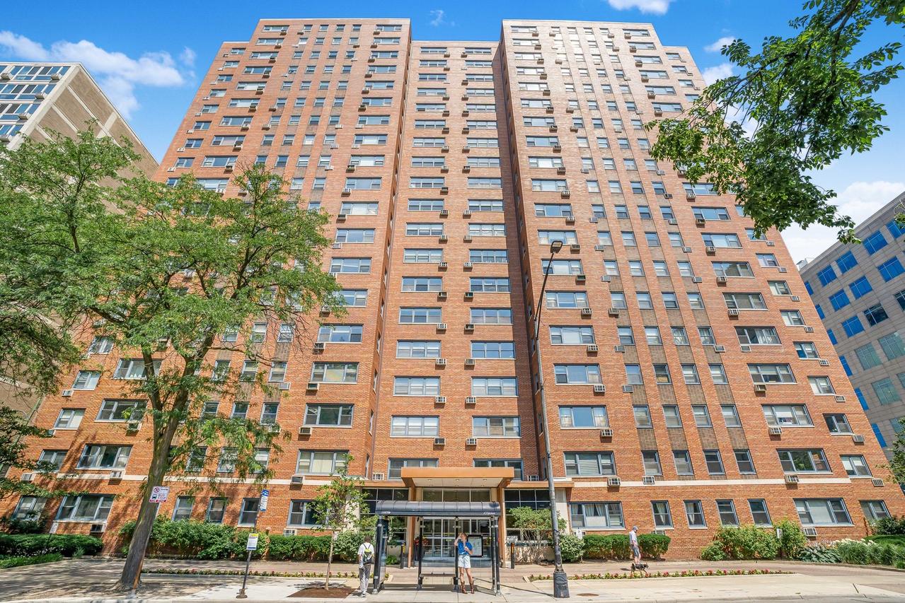 2909 N Sheridan Rd. #1702, Chicago, IL 60657