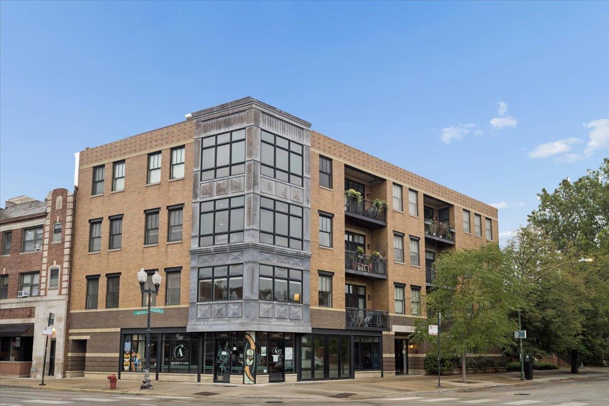 2116 W Cullom Ave. #201, Chicago, IL 60618