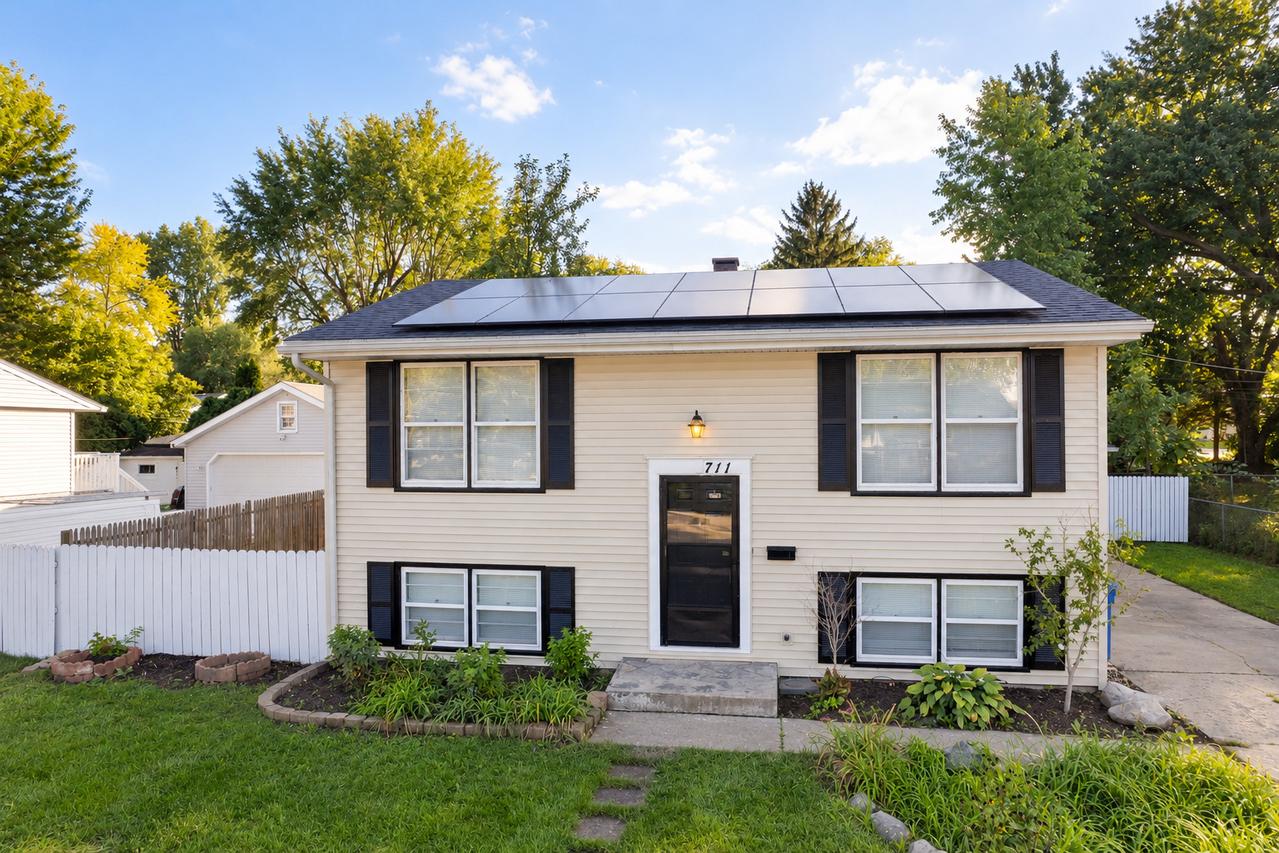 711 Southwind Dr., Carpentersville, IL 60110