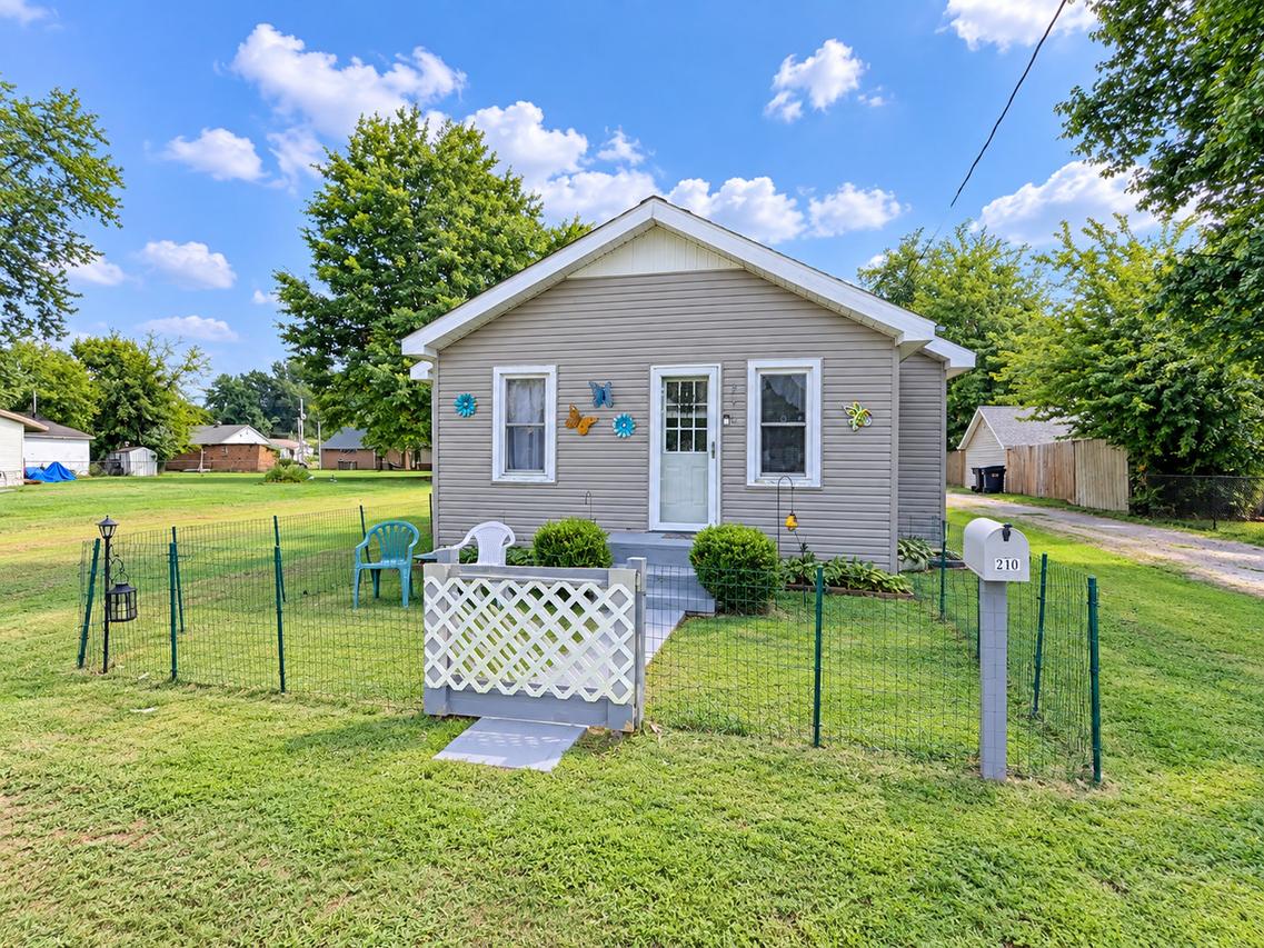 210 W 20th St., Metropolis, IL 62960