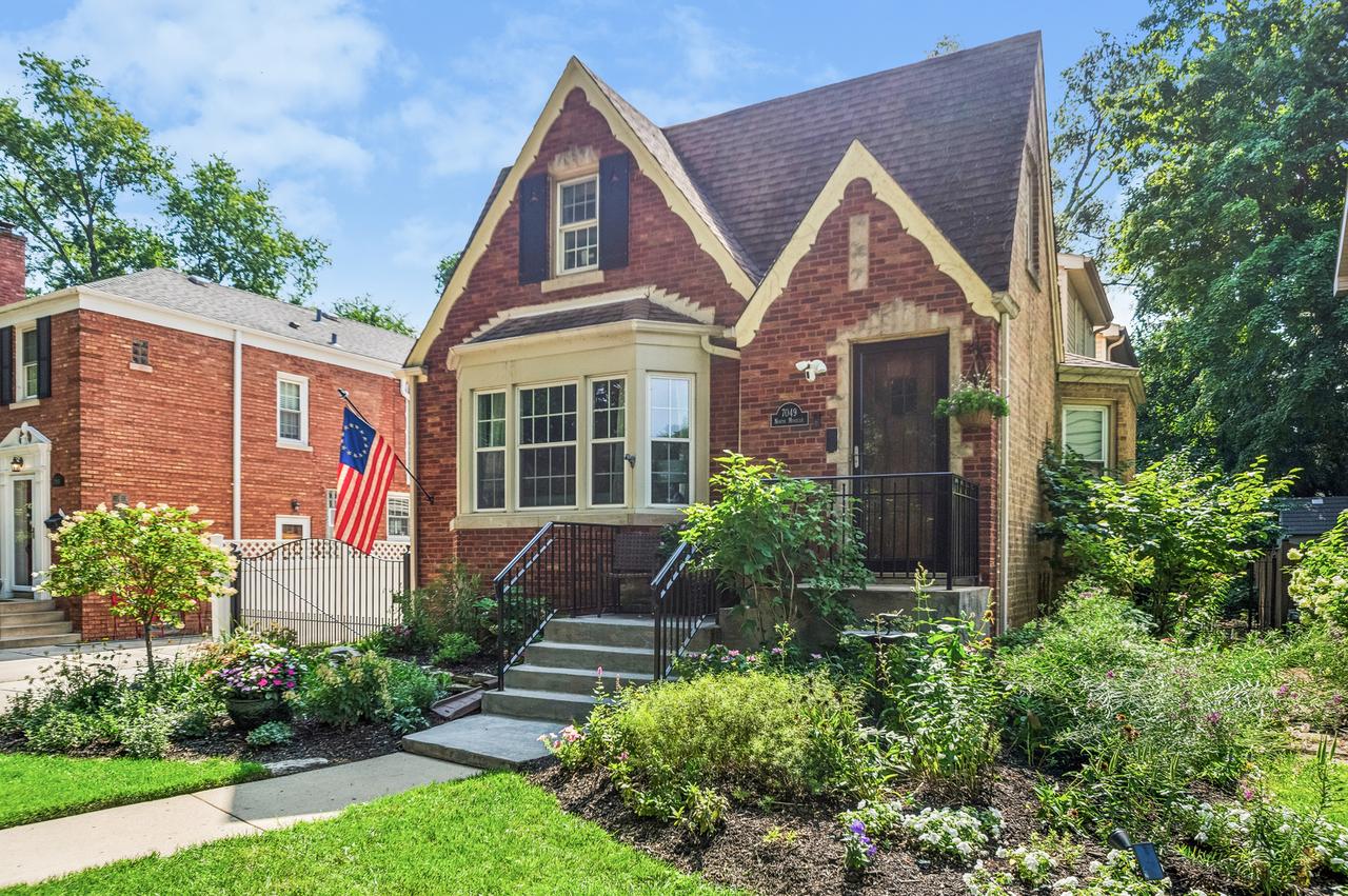 7049 N Moselle Ave., Chicago, IL 60646