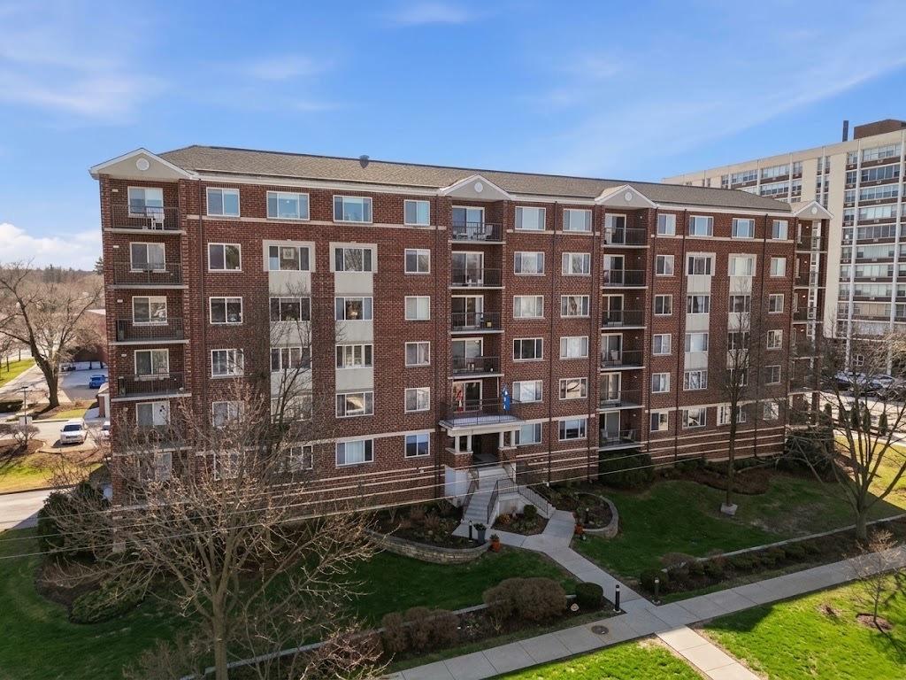 31 E Grove St. #201, Lombard, IL 60148