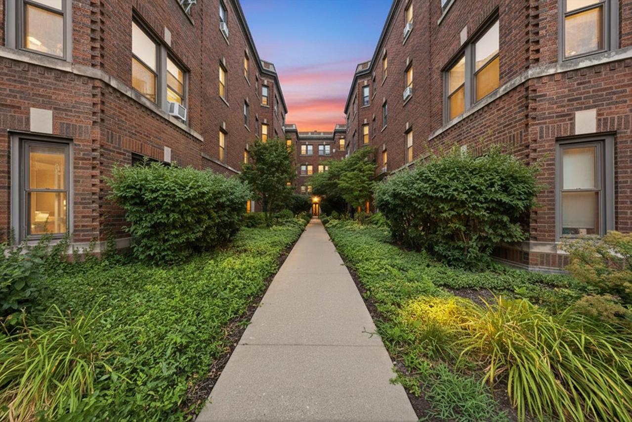 52 Forest Ave. #2N, Riverside, IL 60546