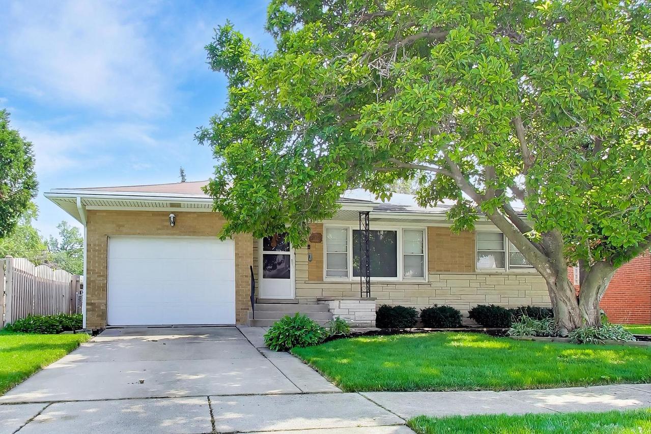 909 Worcester Ave., Westchester, IL 60154