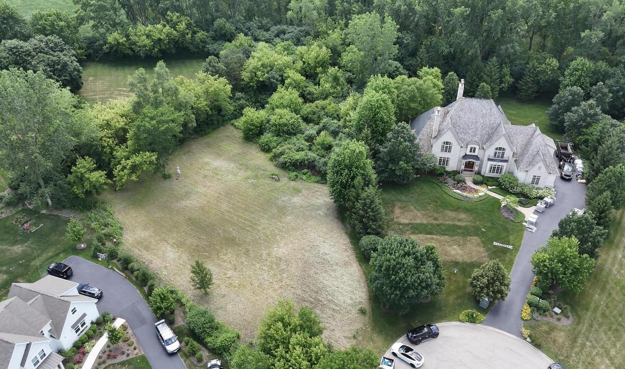 1 N Stoney Ridge Ct., Hawthorn Woods, IL 60047