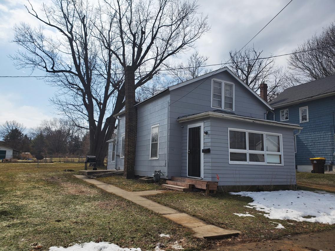 219 W John St., Freeport, IL 61032