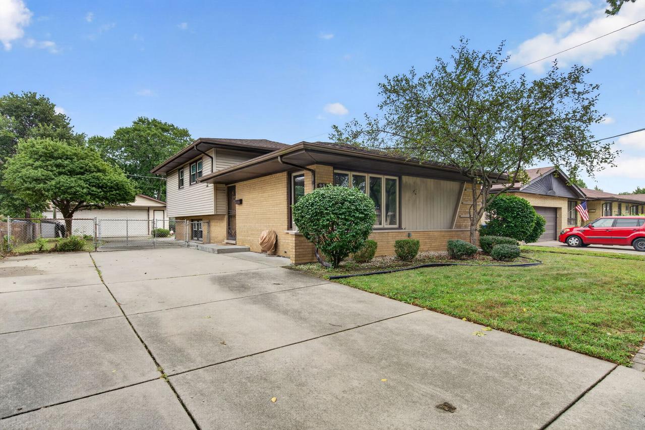 9915 S Kenton Ave., Oak Lawn, IL 60453