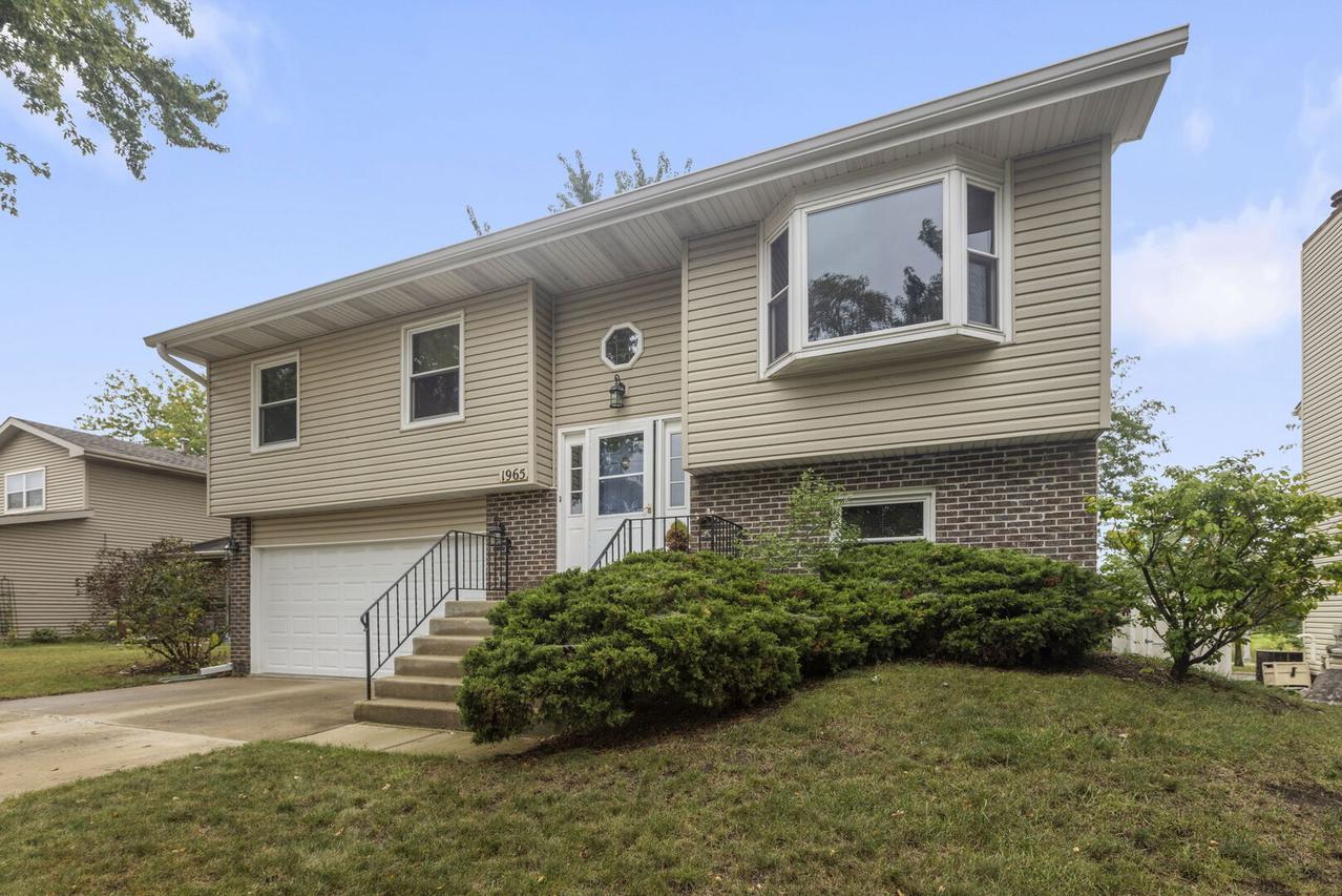 1965 Crescent Ln., Hoffman Estates, IL 60169