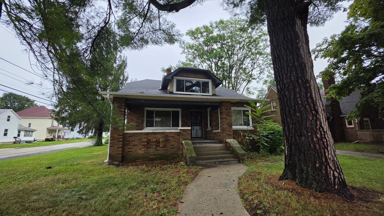 1303 S Oak Ave., Freeport, IL 61032