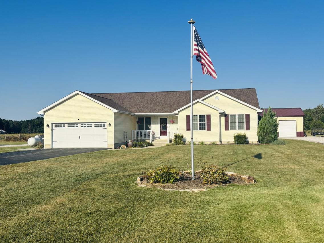 9385 N 1000th Rd., Effingham, IL 62401