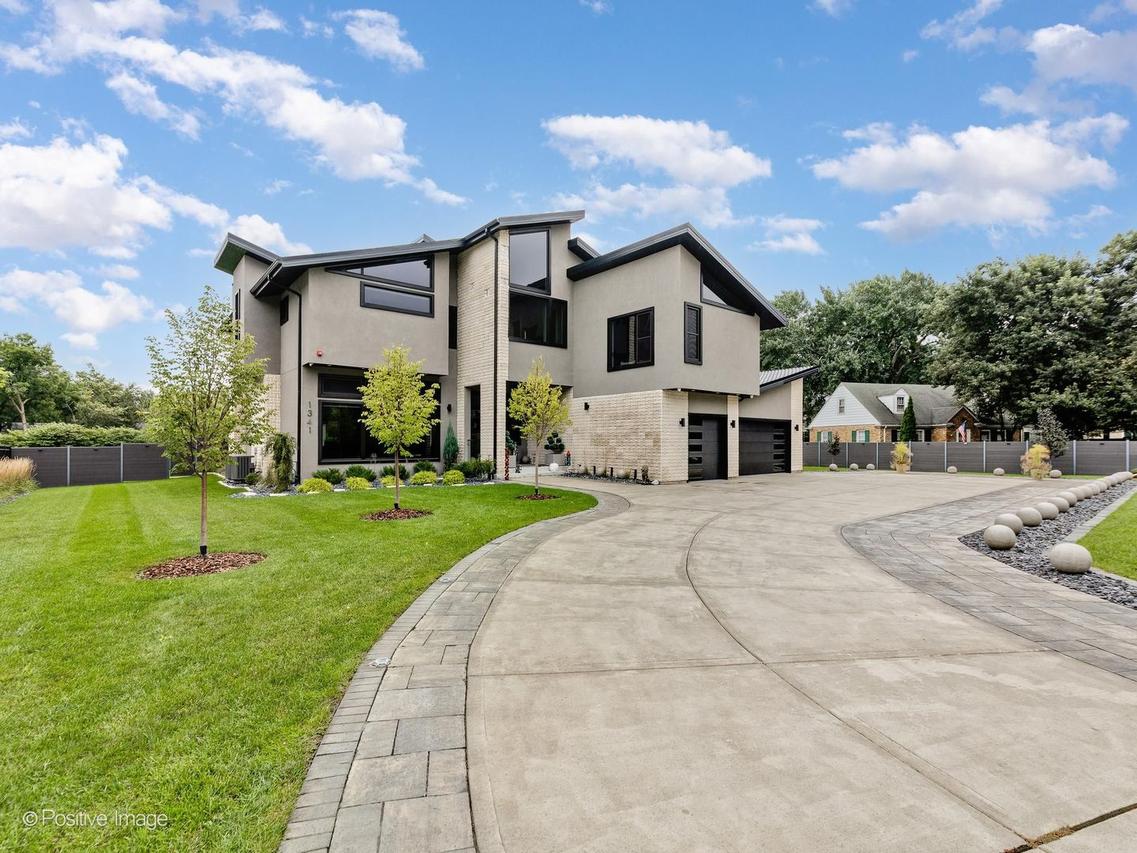 1341 Pfingsten Rd., Northbrook, IL 60062