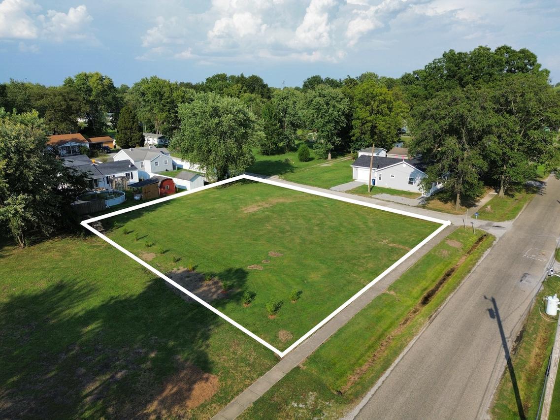 802 W 3rd St., Flora, IL 62839