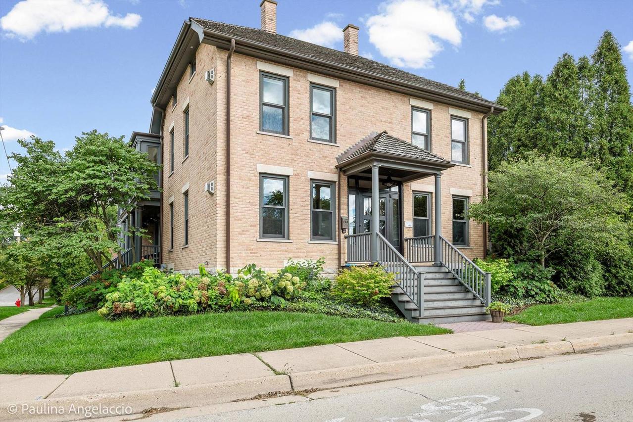 203 Dundee Ave., Barrington, IL 60010