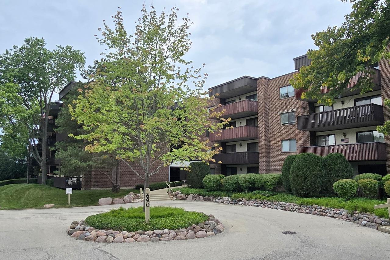 690 Chandler Rd. #408, Gurnee, IL 60031