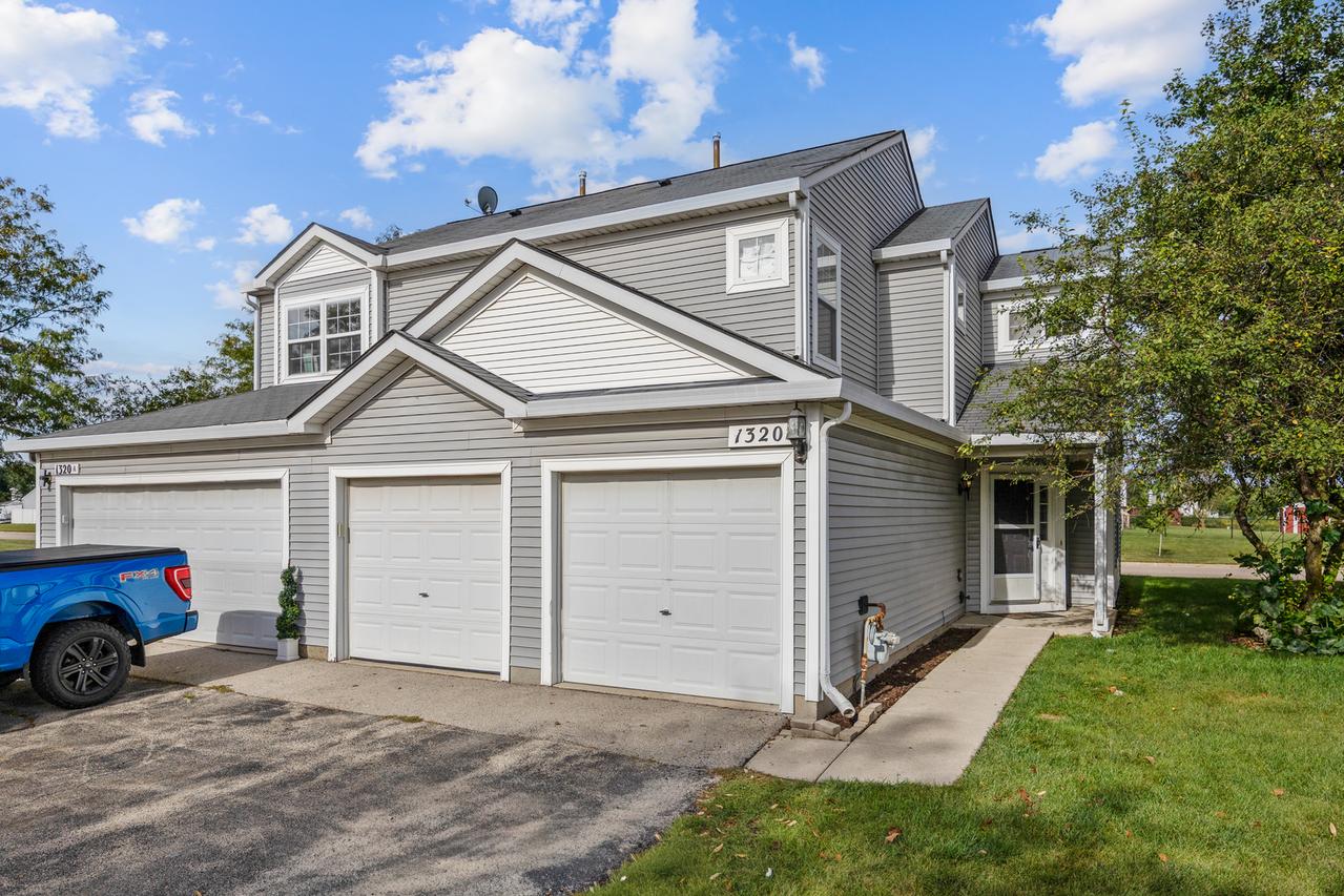 1320 Jenna Dr. #B, South Elgin, IL 60177