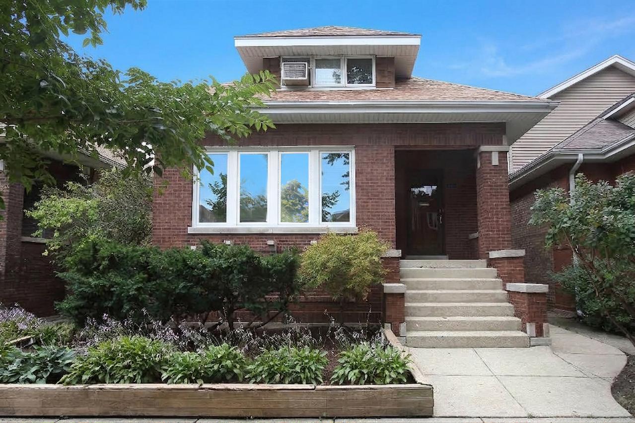 6525 N Washtenaw Ave., Chicago, IL 60645