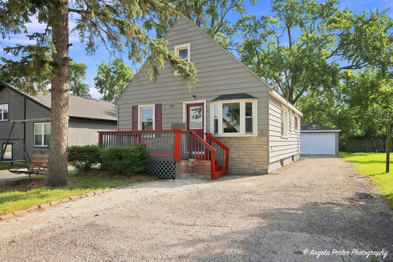 1621 Round Lake Dr., Round Lake Beach, IL 60073