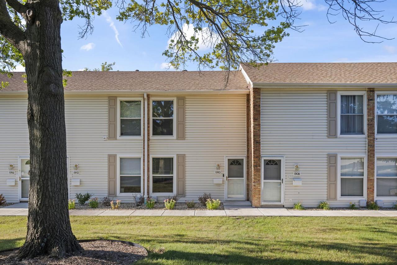1910 Huntington Blvd., Hoffman Estates, IL 60194