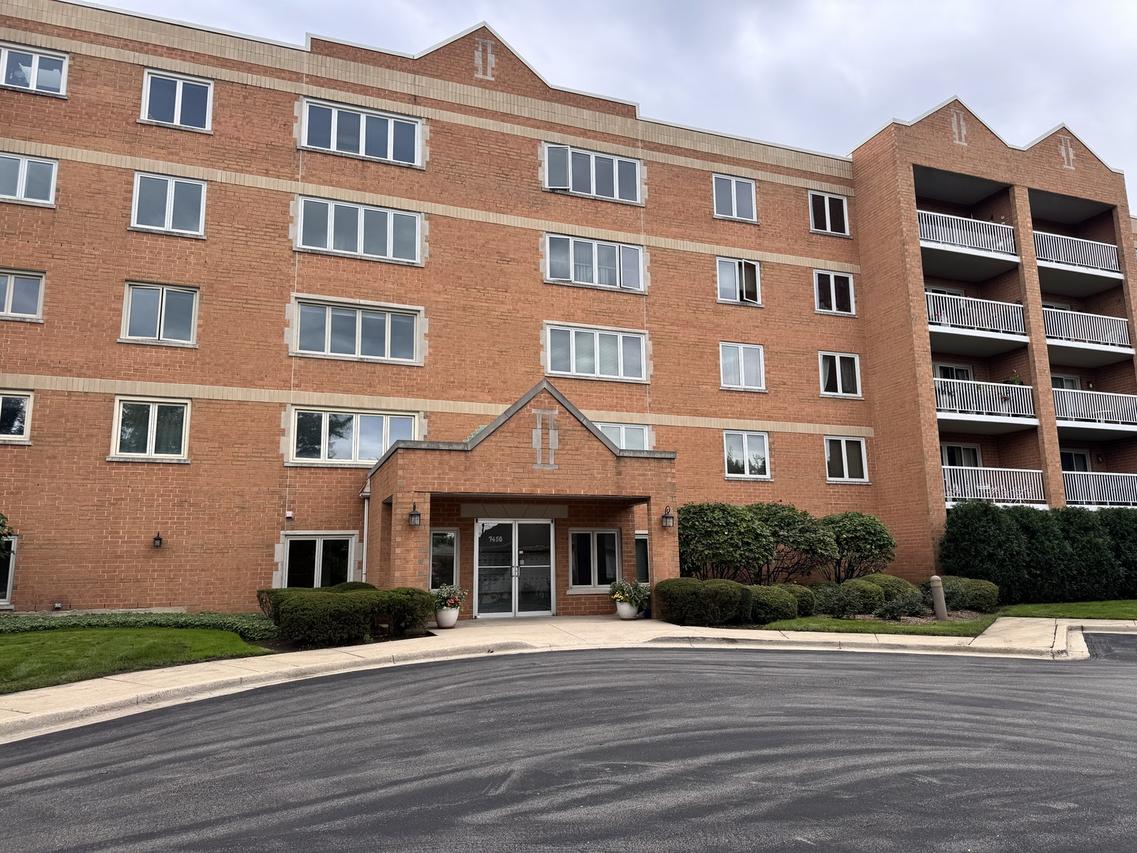 7450 N Waukegan Rd. #404, Niles, IL 60714
