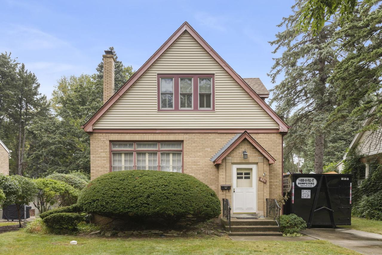 421 W Alexander Blvd., Elmhurst, IL 60126
