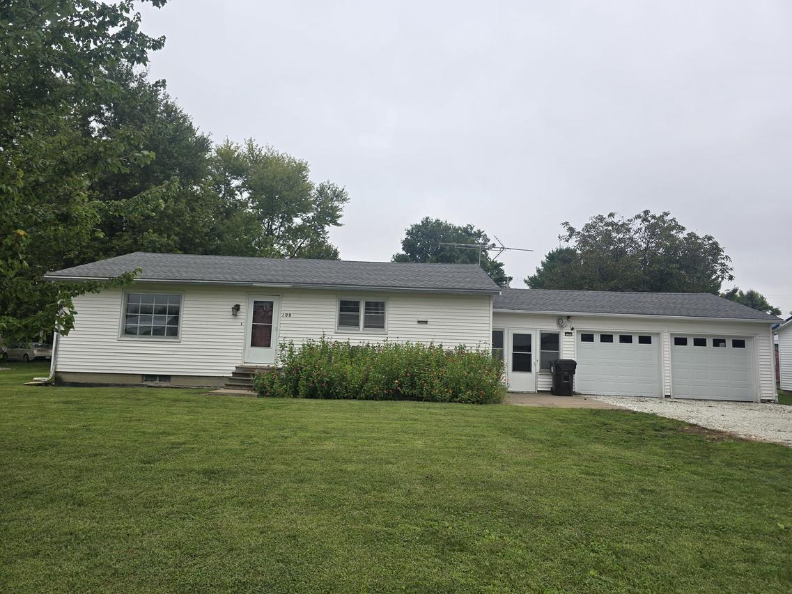 108 S Belmont St., Bowen, IL 62316