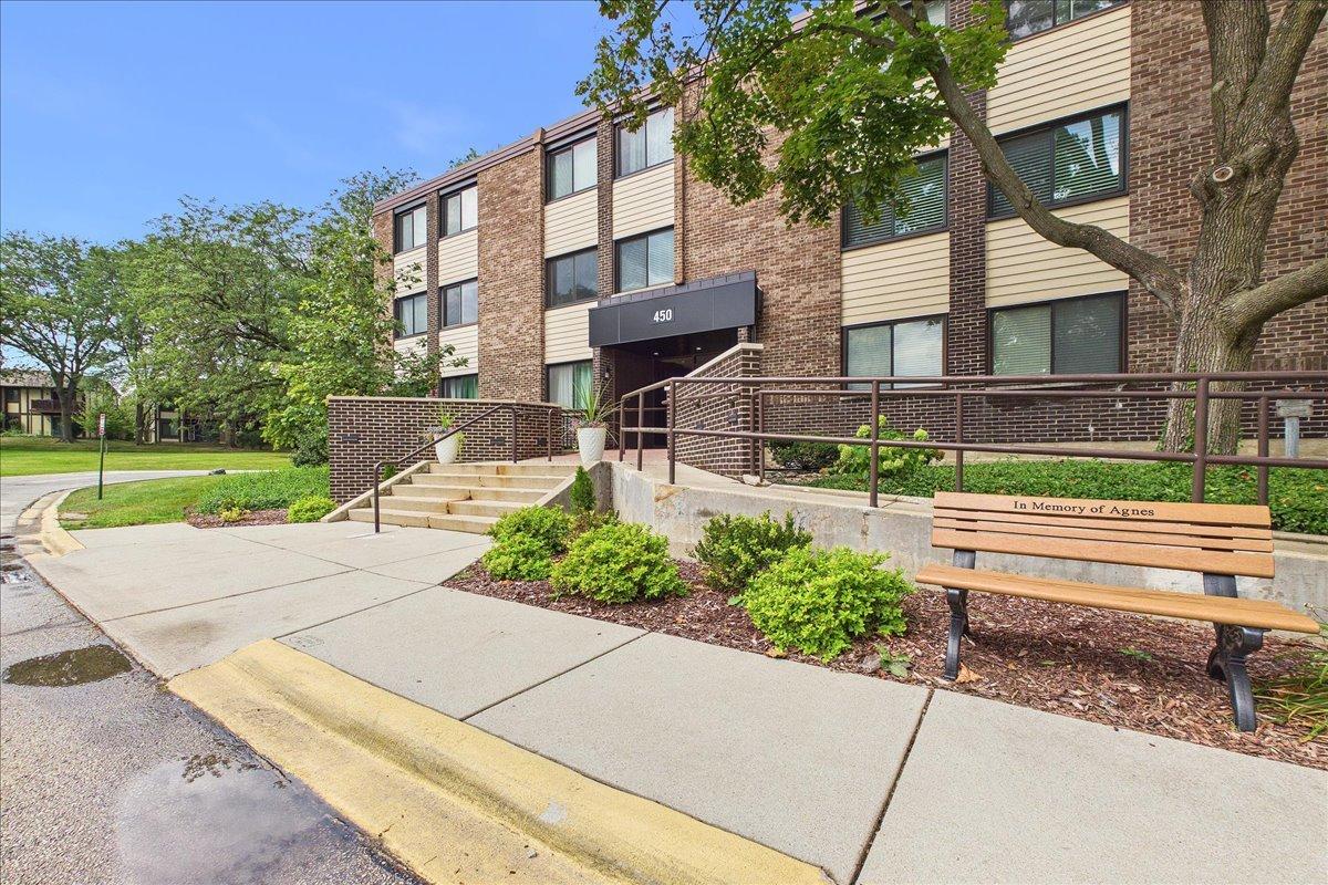 450 Raintree Ct. #2K, Glen Ellyn, IL 60137