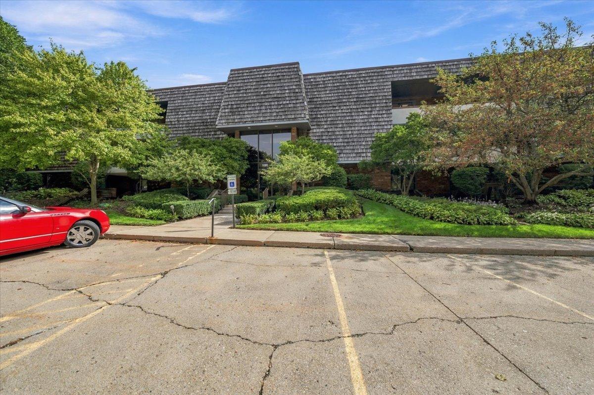 100 Red Top Dr. #303, Libertyville, IL 60048